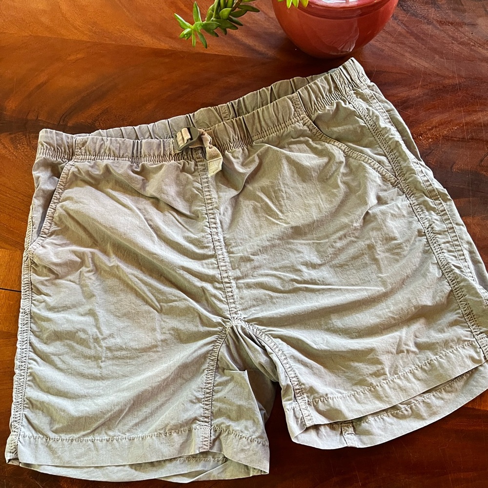 Hiking shorts with adjustable belt